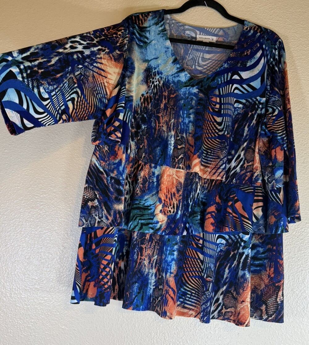 Susan Graver Plus 1X Printed Liquid Knit Tiered Top w/ 3/4 Sleeves V Neck